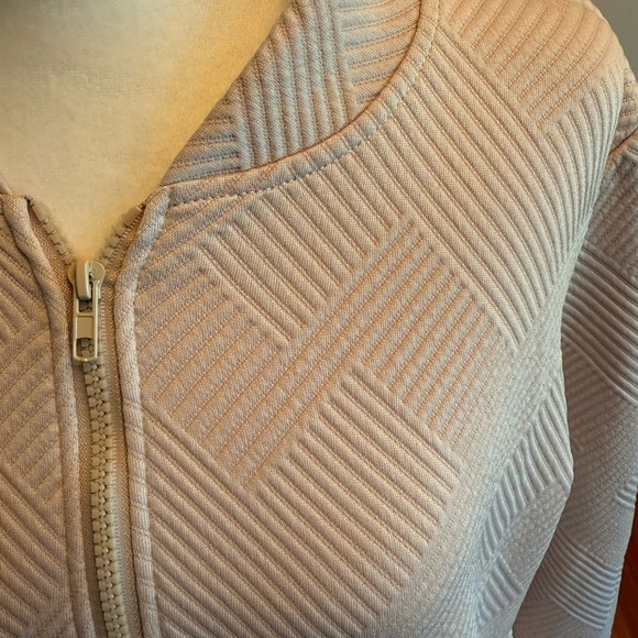 NWOT Women’s Beige Zip- Up Sweater Size Medium Textured Long Sleeves Polyester - Picture 2 of 9